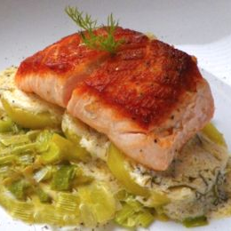 Receta de Salmón al horno en su cama de Puerros