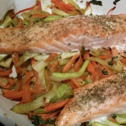 Receta de Salmón al Horno con Juliana de Verduras